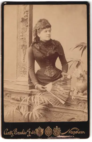 Fotografie Antoy Enulio, Madrid, Sucursal Principe 14, M. Bertha mit schmaler Taille und Fächer