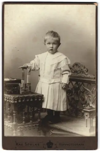 Fotografie Max Spalke, Wetzlar, Goethebrunnen, Kind in eleganter Kleidung mit Bauklötzen