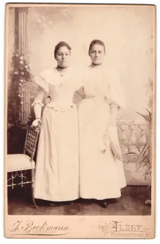 Fotografie Jacob Beckmann, Alzey, Friedrichstrasse 6, Zwei Frauen in eleganter Kleidung
