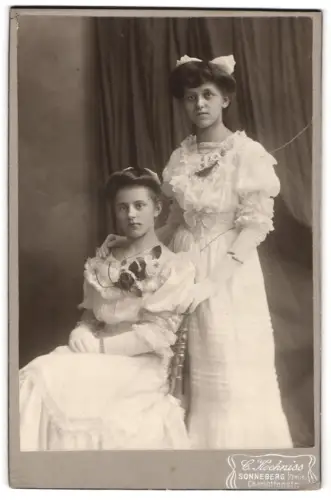 Fotografie Carl Kochniss, Sonneberg /Thüringen, Charlottenstr., Zwei Damen in eleganter Kleidung mit Blumen