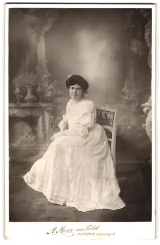 Fotografie A. Meier von Tobel, Zürich, Rennweg 4, Frau in elegantem weissen Kleid