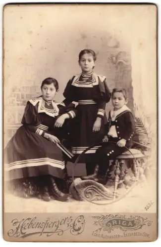 Fotografie Hebensperger & Co., Riga, Alexander-Str., Drei Kinder in Matrosenkleidung, Trockenstempel 1896