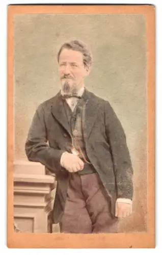 Fotografie Heinrich Harmsen, Wien, Landstrasse Hauptstrasse 26, Porträt eines eleganten Mannes, koloriert