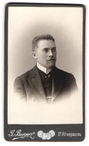 Fotografie G. Burger, St. Petersburg, Porträt eines Mannes in Anzug 1908