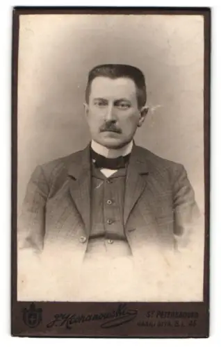 Fotografie J. Kochanowski, St. Petersburg, Porträt eines Mannes mit Schnurrbart