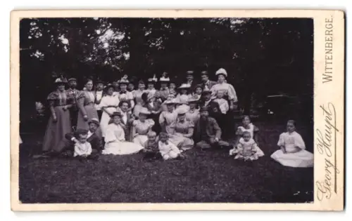 Fotografie Georg Haupt, Wittenberge, Perleberger-Strasse 150, Gruppenbild im Freien