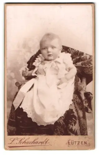 Fotografie L. Schuchardt, Lützen, Kleinkind auf Stuhl sitzend