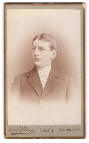 Fotografie Carl König, Naumburg a. S., Poststrasse 19, Portrait eines jungen Mannes 1896