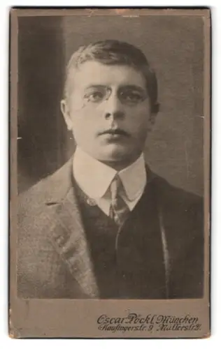 Fotografie Oscar Pöckl, München, Kaufingerstr. 9, Porträt eines jungen Mannes mit Brille