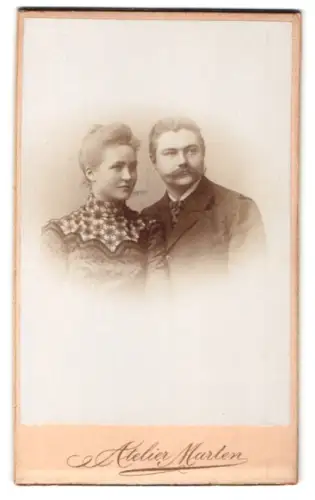 Fotografie August Marten, Bockenem a. H., Elegantes Paarporträt