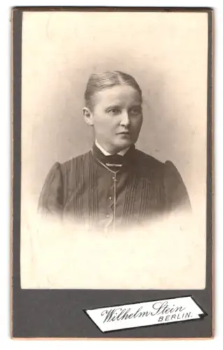 Fotografie Wilhelm Stein, Berlin, Chaussee-Str. 66, Porträt einer eleganten Frau