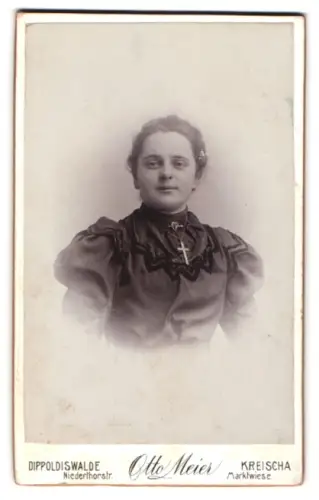 Fotografie Otto Meier, Dippoldiswalde, Niederthorstr., Portrait einer Frau mit dunklem Kleid