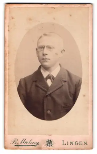Fotografie B. Mieling, Lingen, Porträt eines Mannes mit Brille