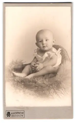 Fotografie A. Wertheim, Berlin, Oranienstr., Baby auf einem Fell sitzend