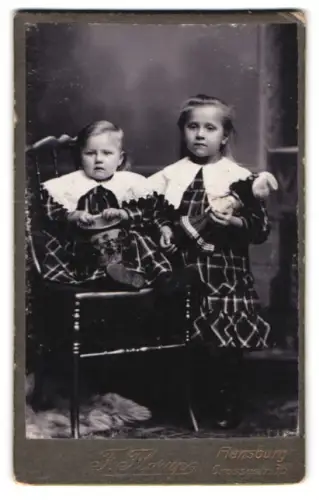 Fotografie F. Flarup, Flensburg, Grosse Strasse 75, Mariechen und Emma mit Puppe und Eimer 1910