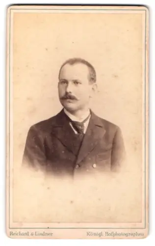 Fotografie Reichard & Lindner, Berlin, Unter den Linden 54/55, Porträt eines Mannes