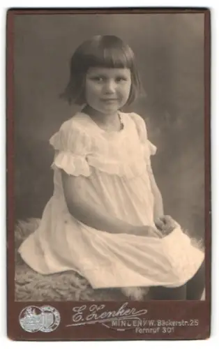 Fotografie E. Henker, Minden i. W., Bäckerstr. 25, Elisabeth Mohr mit weissem Kleid