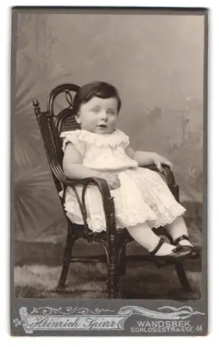 Fotografie Heinrich Sparr, Wandsbek, Schlossstrasse 44, Theodor in weissem Kleid in einem Stuhl