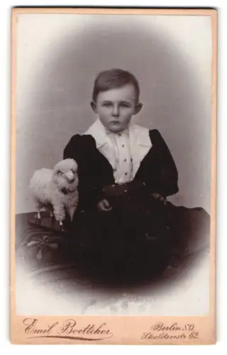 Fotografie Emil Brodtcher, Berlin, Skalitzerstrasse 62, Kurt L. mit Stofftier