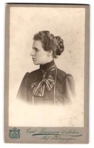 Fotografie Carl Siemsen & Sohn, Hamburg Eimsbüttel, Eppendorferweg 37, Porträt einer Frau im Profil