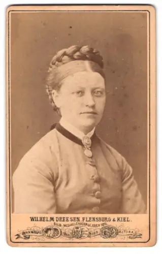 Fotografie Wilhelm Dreesen, Flensburg, Portrait von Anna mit geflochtenem Haar