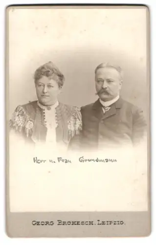 Fotografie Georg Brokesch, Leipzig, Zeiterstrasse 21, Portrait von Herr und Frau Grundmann, Trockenstempel 1904
