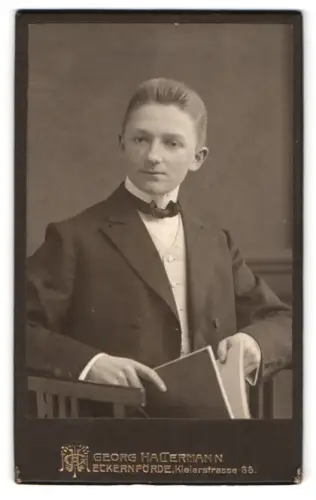 Fotografie Georg Haltermann, Eckernförde, Kielerstrasse 36, Otto Rellensmann mit Buch 1911