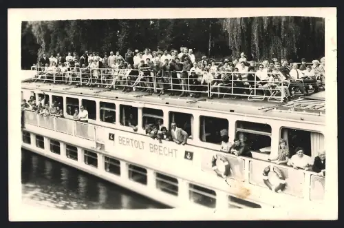 Fotografie Dampfer Bertolt Brecht der Weissen Flotte in Berlin