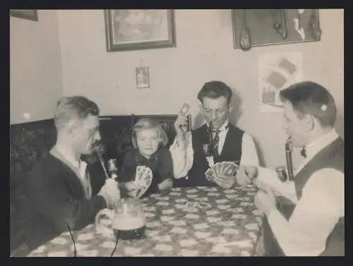 Fotografie Herren spielen Kartenspiel Skat & Rauchen Pfeife