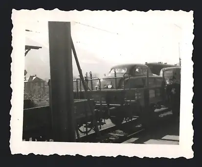 Fotografie Eisenbahn Schweiz, PKW auf Auto-Zug mit Aufschrift Bellinzona