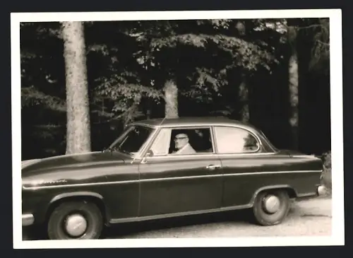 Fotografie Auto Borgward, betagter Fahrer steuert Coupe