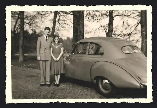 Fotografie Auto DKW, stolzes junges Paar nebst PKW