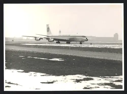 Fotografie Flugzeug Boieng 707, Passagierflugzeug der Pan American