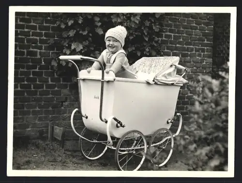 Fotografie Kleinkind im Ardek Kinderwagen