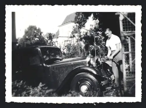 Fotografie Auto Mercedes Benz, Kfz-Inhaber wäscht seinen PKW