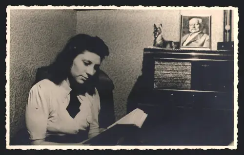 Fotografie junge Hausfrau ein Buch lesend neben Radio / Radioempfänger & Hindenburg Portrait