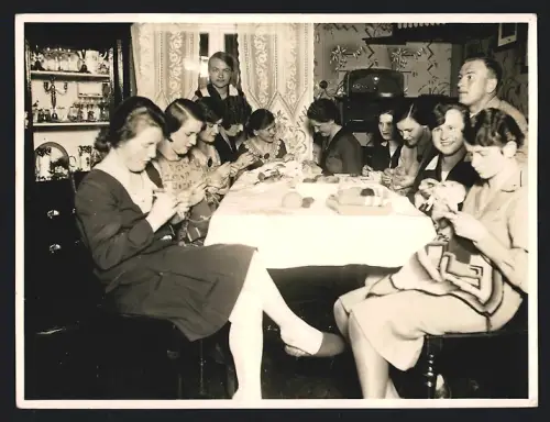 Fotografie Familientreffen mit gemeinsamen Häkelabend, Radio / Radioempfänger im Hintergrund