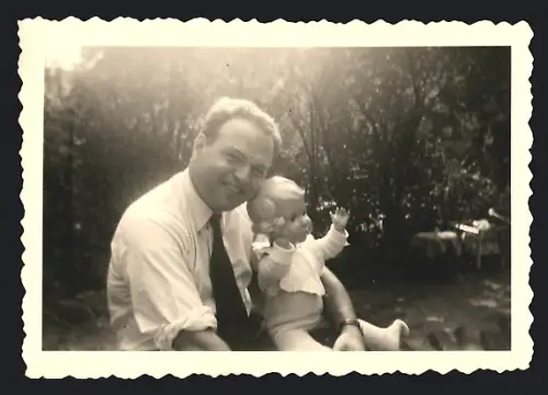Fotografie Vater mit grosser Puppe / Dolly / Doll