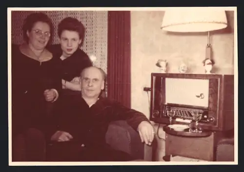 Fotografie Hausfrauen 6 betagter Herr nebst Radio / Radioempfänger