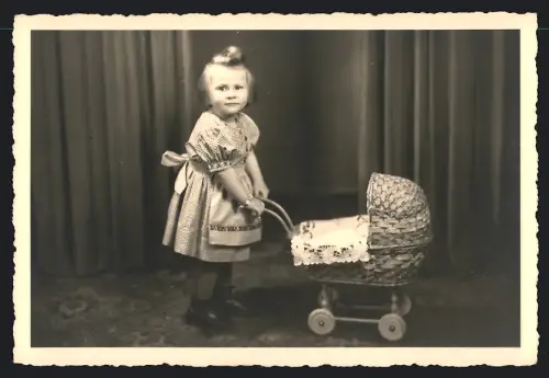 Fotografie Willi Klebbe, Berlin, Mädchen mit Puppenwagen in der guten Stube