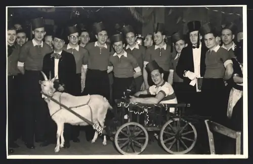 Fotografie Oppermann, Bergen, Maskenball 1949, Bursche mit Fes steuert Ziegengespann