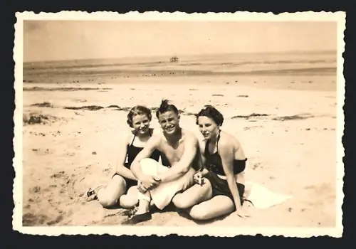 Fotografie Evers, Varel / Old., junge Familie in Badebekleidung am Strand