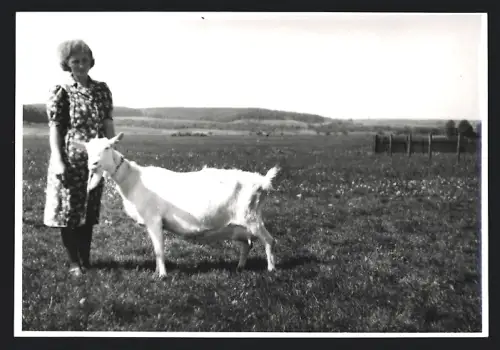 Fotografie Bäuerin nebst preisgekrönter weisser Ziege