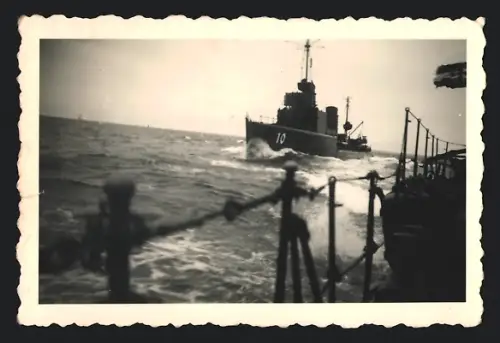Fotografie 2.WK, Kriegsschiff der Torpedobootshalbflottille mit Kennung 10 auf See