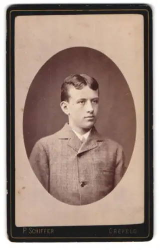 Fotografie P. Schiffer, Krefeld, Portrait eines Knabe mit zeitgenössischem Haarschnitt