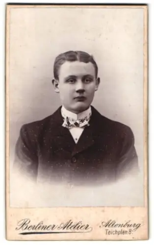 Fotografie Berliner Atelier, Altenburg, Portrait Bursche im Anzug mit Querbinder