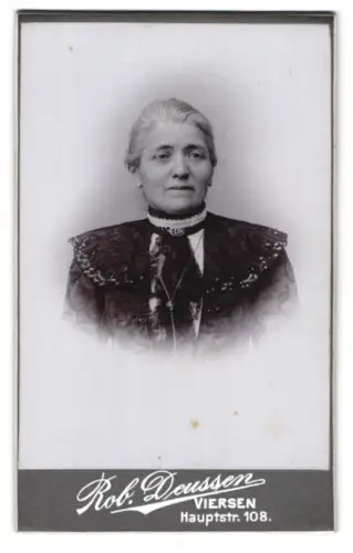 Fotografie Rob. Deussen, Viersen, Portrait ältere Frau in schöner Bluse