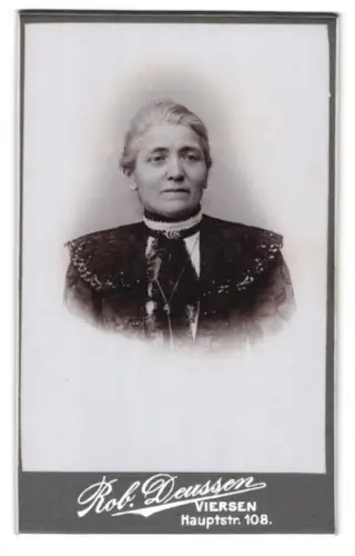 Fotografie Rob. Deussen, Viersen, Portrait modisch gekleidete Dame