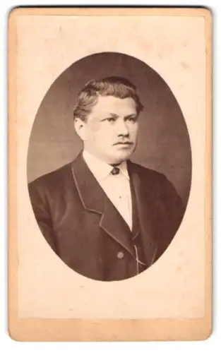 Fotografie unbekannter Fotograf und Ort, Portrait gestandener Mann mit gepflegtem Haar