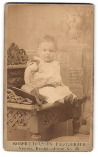 Fotografie Robert Deussen, Viersen, Kleinkind auf prunkvollem Stuhl